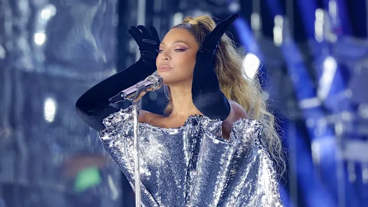 Singer Beyoncé performing