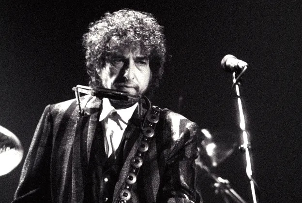 Bob Dylan performing in 1989
